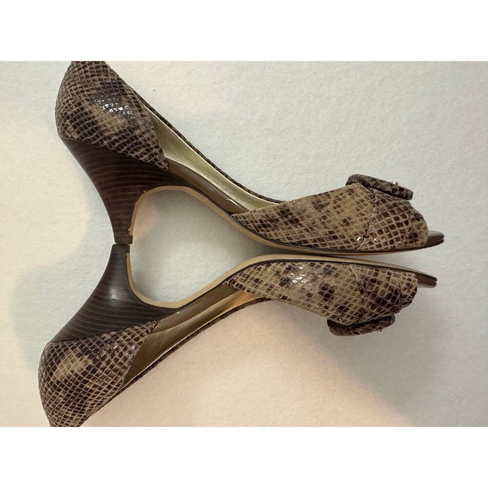 Anne Klein Roselyn 3” Heels Pumps Tan Brown Leather Snakeskin Buckle Peep Toe 9M - Picture 8 of 11